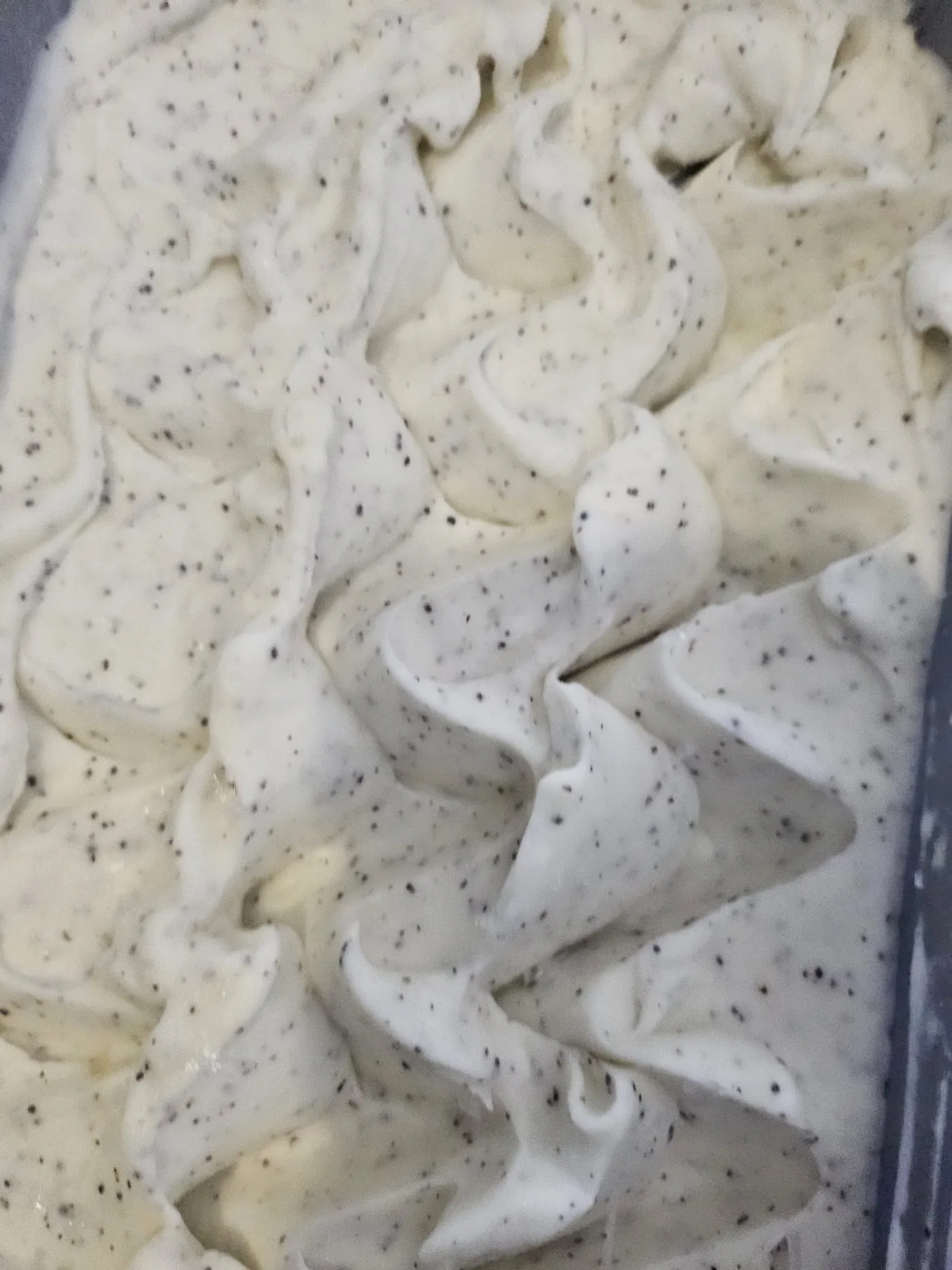 Frisch angerührtes Eis in der Wanne